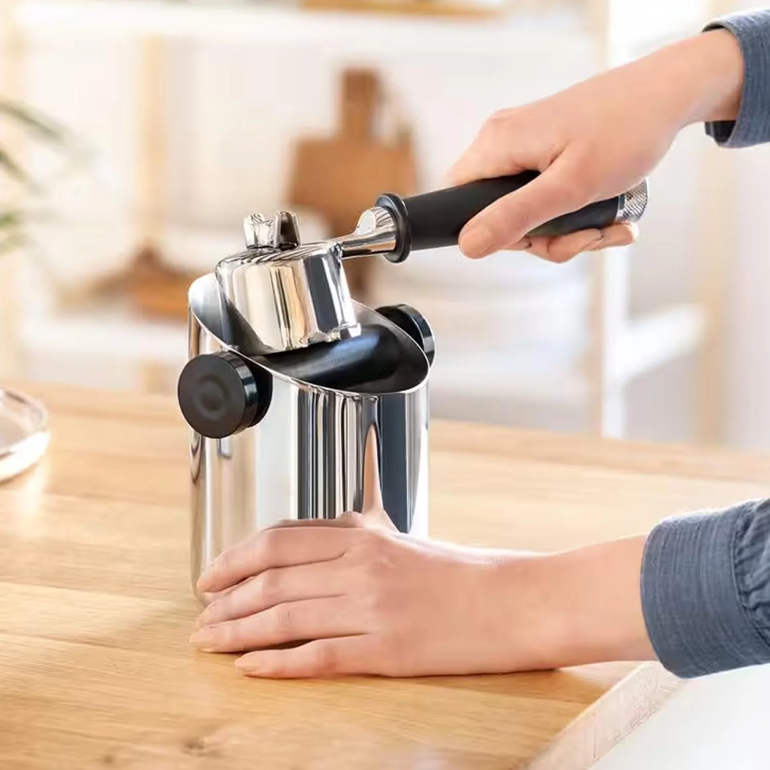 Demonstration of clean puck ejection from the De'Longhi Knock Box